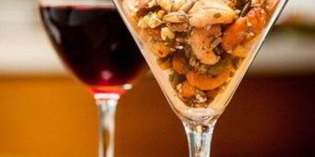 Как приготовить пряные орехи с чесноком и имбирем