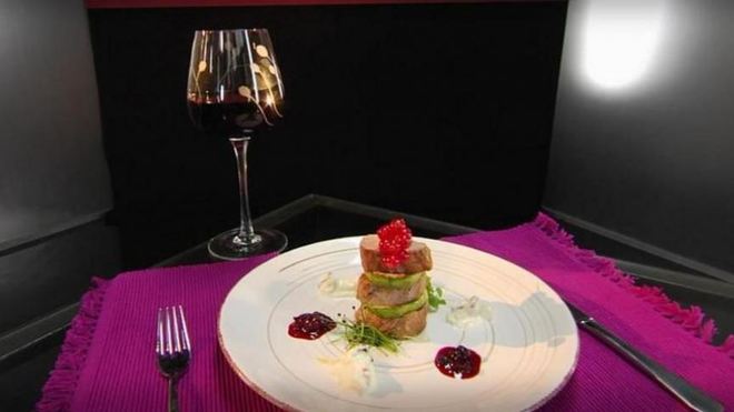 Рецепт Медальоны из телятины с ягодным конфитюром и грибным соусом