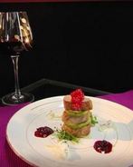 Медальоны из телятины с ягодным конфитюром и грибным соусом