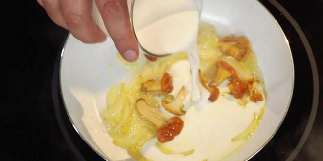 Рецепт медальоны из телятины с ягодным конфитюром и грибным соусом