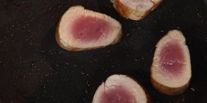 Рецепт медальоны из телятины с ягодным конфитюром и грибным соусом