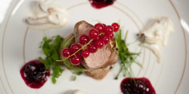 Рецепт медальоны из телятины с ягодным конфитюром и грибным соусом