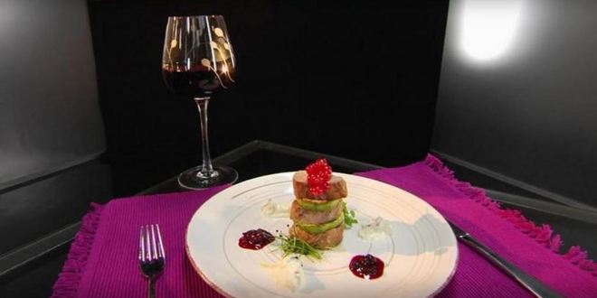 Рецепт медальоны из телятины с ягодным конфитюром и грибным соусом