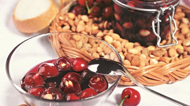 Рецепт Варенье из черешни с абрикосовыми косточками