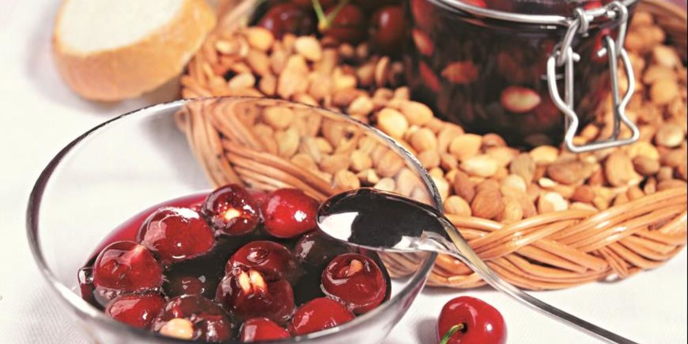 Как приготовить варенье из черешни с абрикосовыми косточками