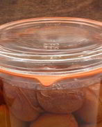 Ароматный маринованный чернослив в арманьяке