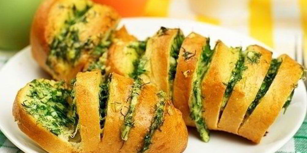 Как приготовить батон с сыром и чесноком