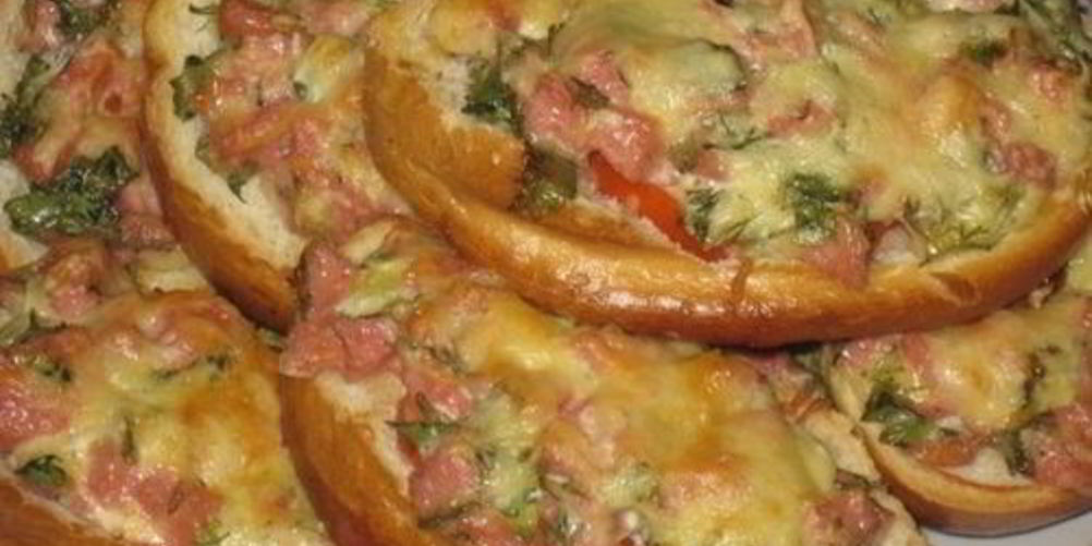 Как приготовить бутерброд ленивая пицца с колбасой и сыром