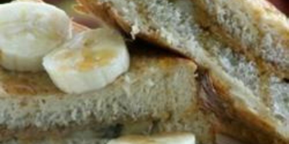 Рецепт бутерброды с пастой из авокадо и яичницей