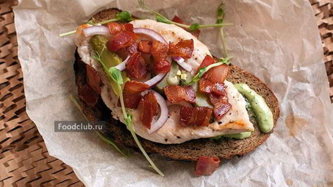 Рецепт Бутерброд с курицей и беконом