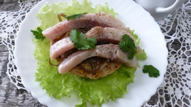 Рецепт Бутерброд с малосольной рыбой на подушке из ламинарии