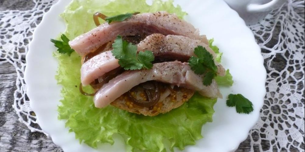 Как приготовить бутерброд с малосольной рыбой на подушке из ламинарии