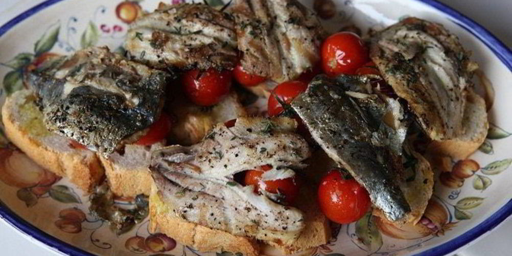 Как приготовить бутерброд с сардинками и помидорами