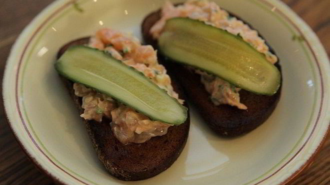 Рецепт Бутерброд с семгой и солеными огурцами