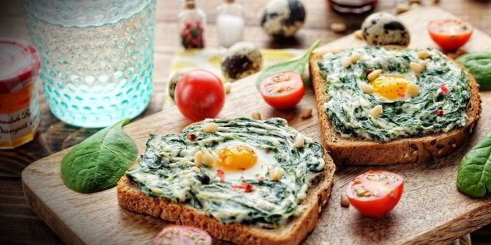 Как приготовить бутерброд со шпинатом, творожным сыром и перепелиным яйцом