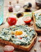 Бутерброд со шпинатом, творожным сыром и перепелиным яйцом