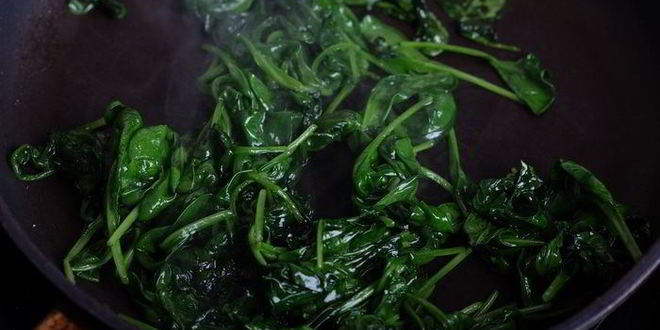 Рецепт бутерброд со шпинатом, творожным сыром и перепелиным яйцом