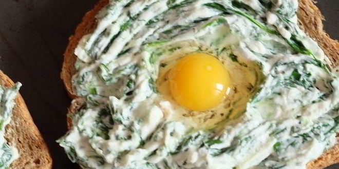 Рецепт бутерброд со шпинатом, творожным сыром и перепелиным яйцом
