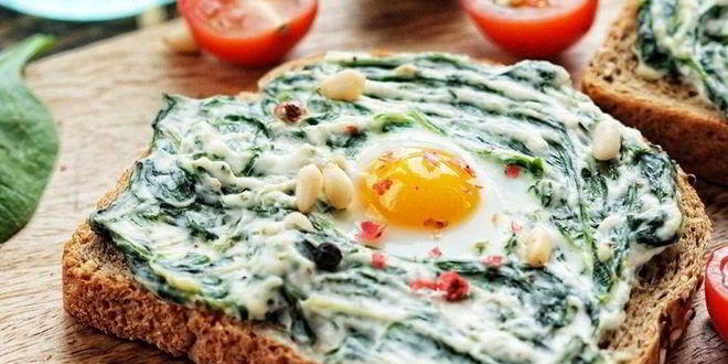 Рецепт бутерброд со шпинатом, творожным сыром и перепелиным яйцом