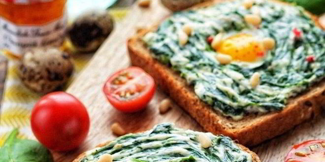 Рецепт бутерброд со шпинатом, творожным сыром и перепелиным яйцом