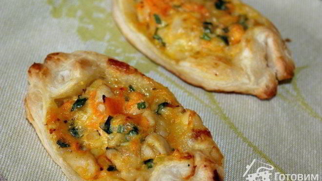 Рецепт Бутерброды из слоеного теста с сыром, курицей и морковью