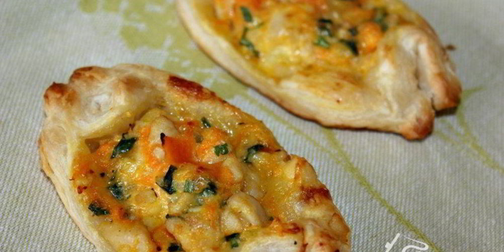 Как приготовить бутерброды из слоеного теста с сыром, курицей и морковью