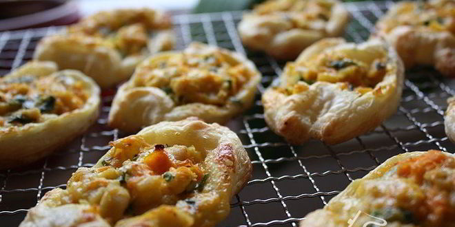 Рецепт бутерброды из слоеного теста с сыром, курицей и морковью