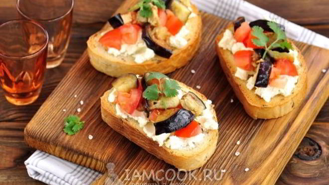 Рецепт Бутерброды с баклажанами, помидорами и чесноком