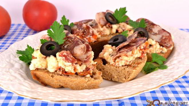Рецепт Бутерброды с брынзой, вялеными помидорами и сыровяленой колбасой