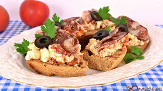 Рецепт Бутерброды с брынзой, вялеными помидорами и сыровяленой колбасой