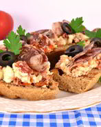 Бутерброды с брынзой, вялеными помидорами и сыровяленой колбасой