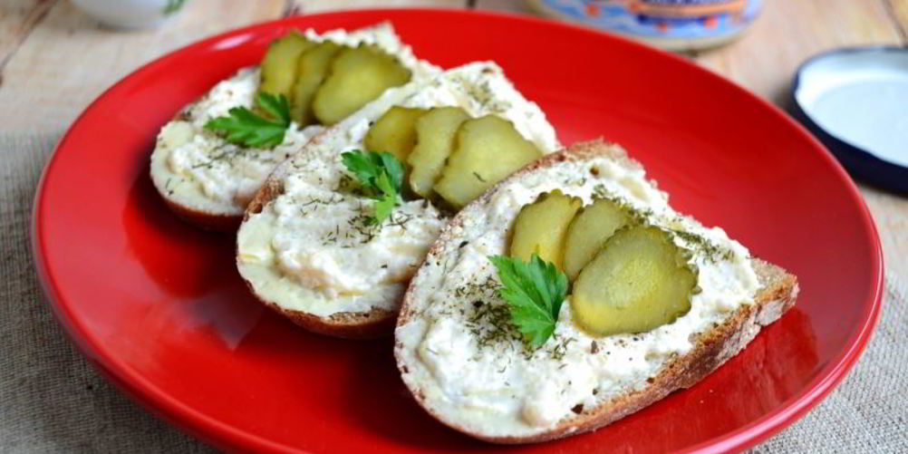 Как приготовить бутерброды с горчичным маслом и икрой мойвы