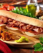 Бутерброды с колбасой и помидорами