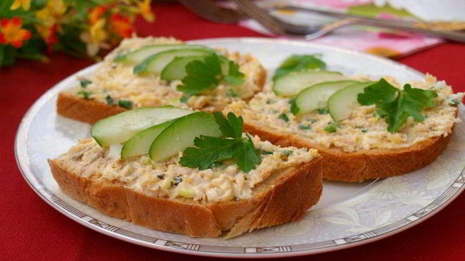 Рецепт Бутерброды с консервированной горбушей, плавленым сыром и яйцом