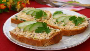 Рецепт Бутерброды с консервированной горбушей, плавленым сыром и яйцом