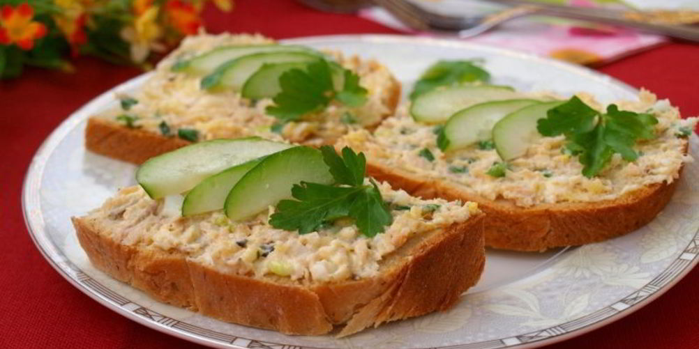 Как приготовить бутерброды с консервированной горбушей, плавленым сыром и яйцом