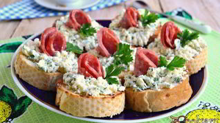 Рецепт Бутерброды с маслом, плавленным сыром и колбасой