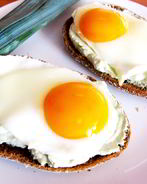 Бутерброды с пастой из авокадо и яичницей