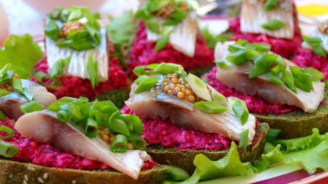 Рецепт Бутерброды с сельдью и свекольно-горчичной намазкой