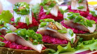 Рецепт Бутерброды с сельдью и свекольно-горчичной намазкой