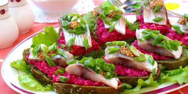 Рецепт бутерброды с сельдью и свекольно-горчичной намазкой