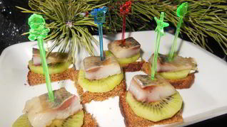 Рецепт Бутерброды с селедкой и киви