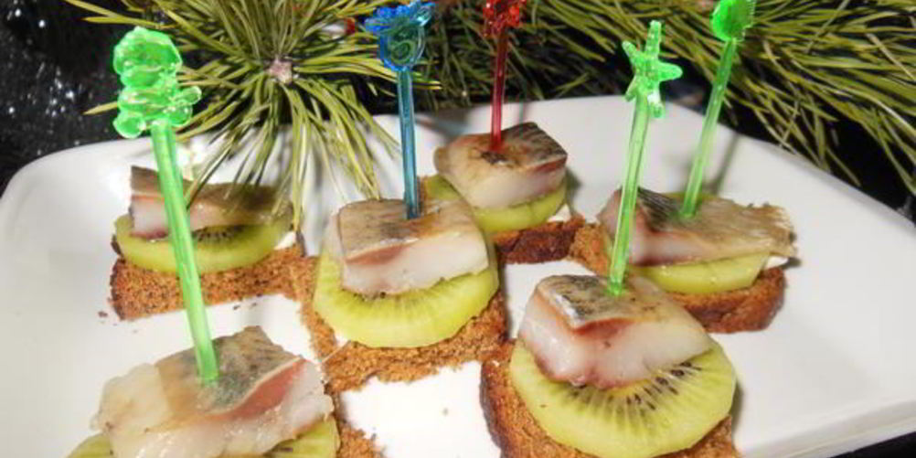 Как приготовить бутерброды с селедкой и киви