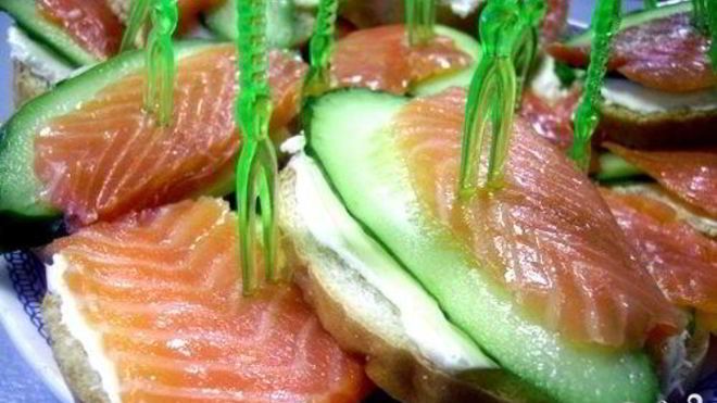 Рецепт Бутерброды с семгой и огурцом