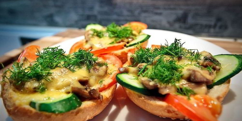 Рецепт праздничные бутерброды с сыром и шпротами