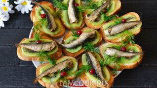 Рецепт Бутерброды со шпротами и киви