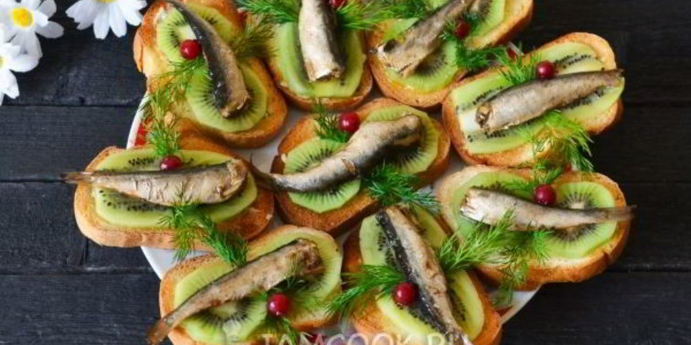 Как приготовить бутерброды со шпротами и киви