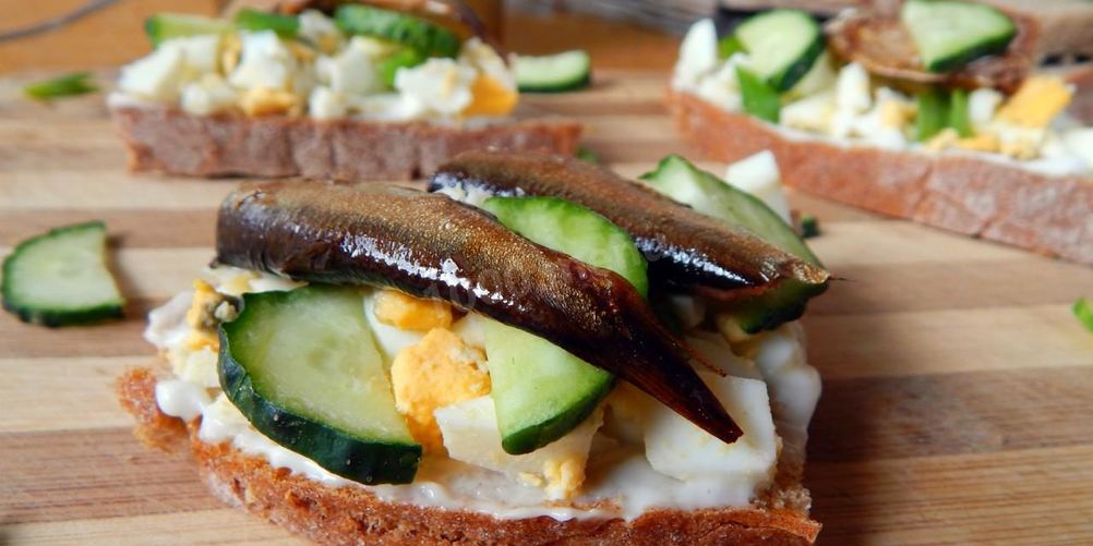 Как приготовить бутерброды со шпротами и свежим огурцом