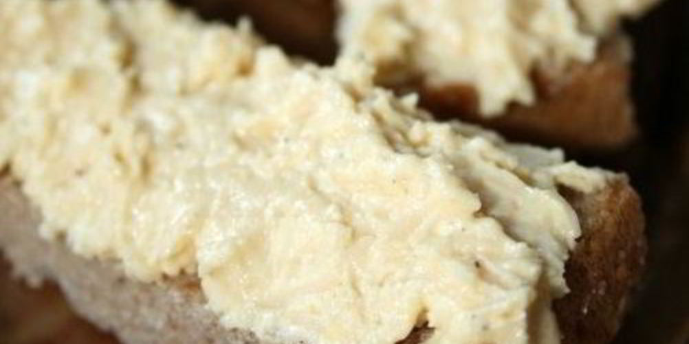 Как приготовить бутерброды со шпротами и сыром