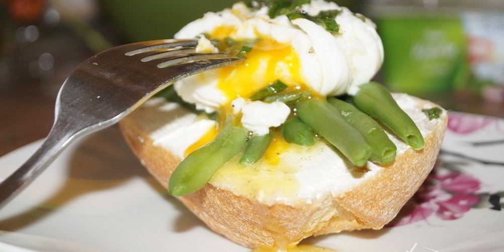 Как приготовить датский бутерброд с фасолью и яйцом пашот
